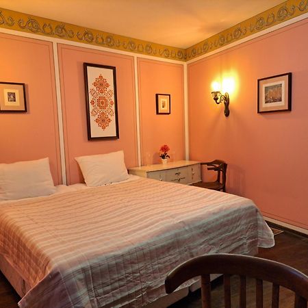 Family Hotel At Renaissance Square Plovdiv Bagian luar foto