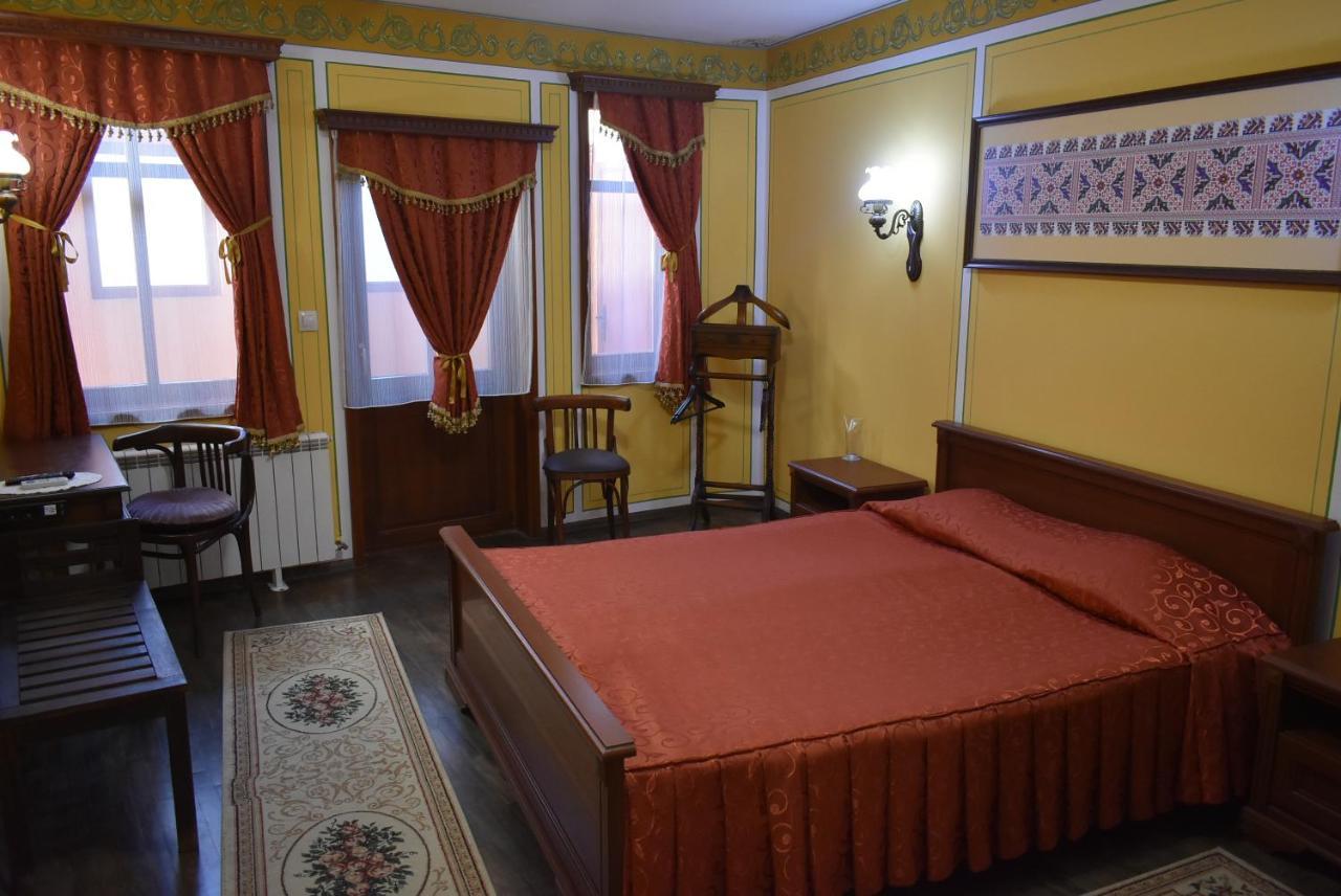 Family Hotel At Renaissance Square Plovdiv Bagian luar foto