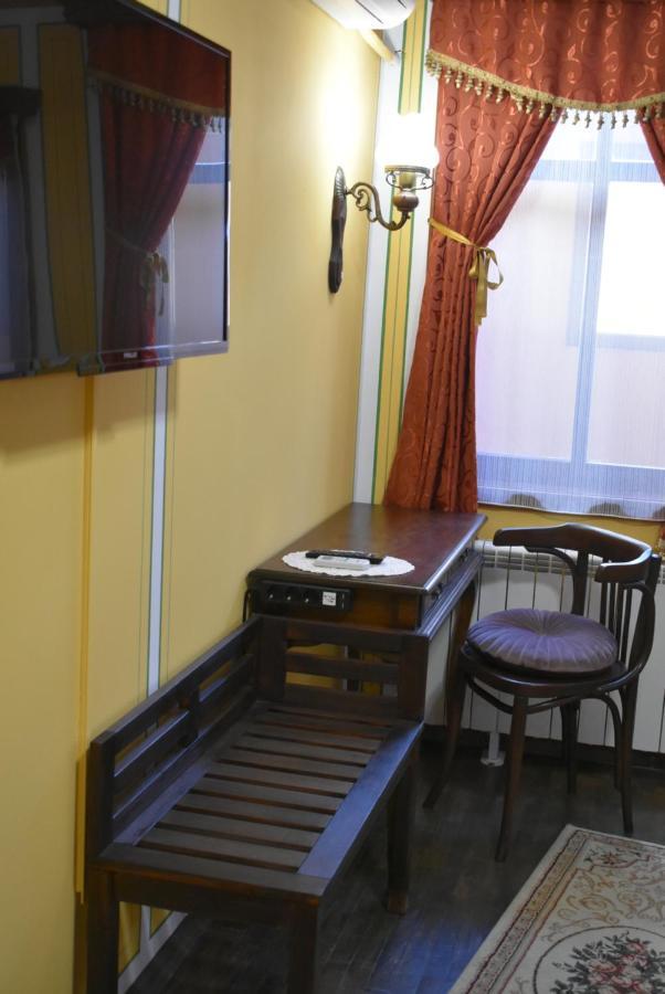 Family Hotel At Renaissance Square Plovdiv Bagian luar foto
