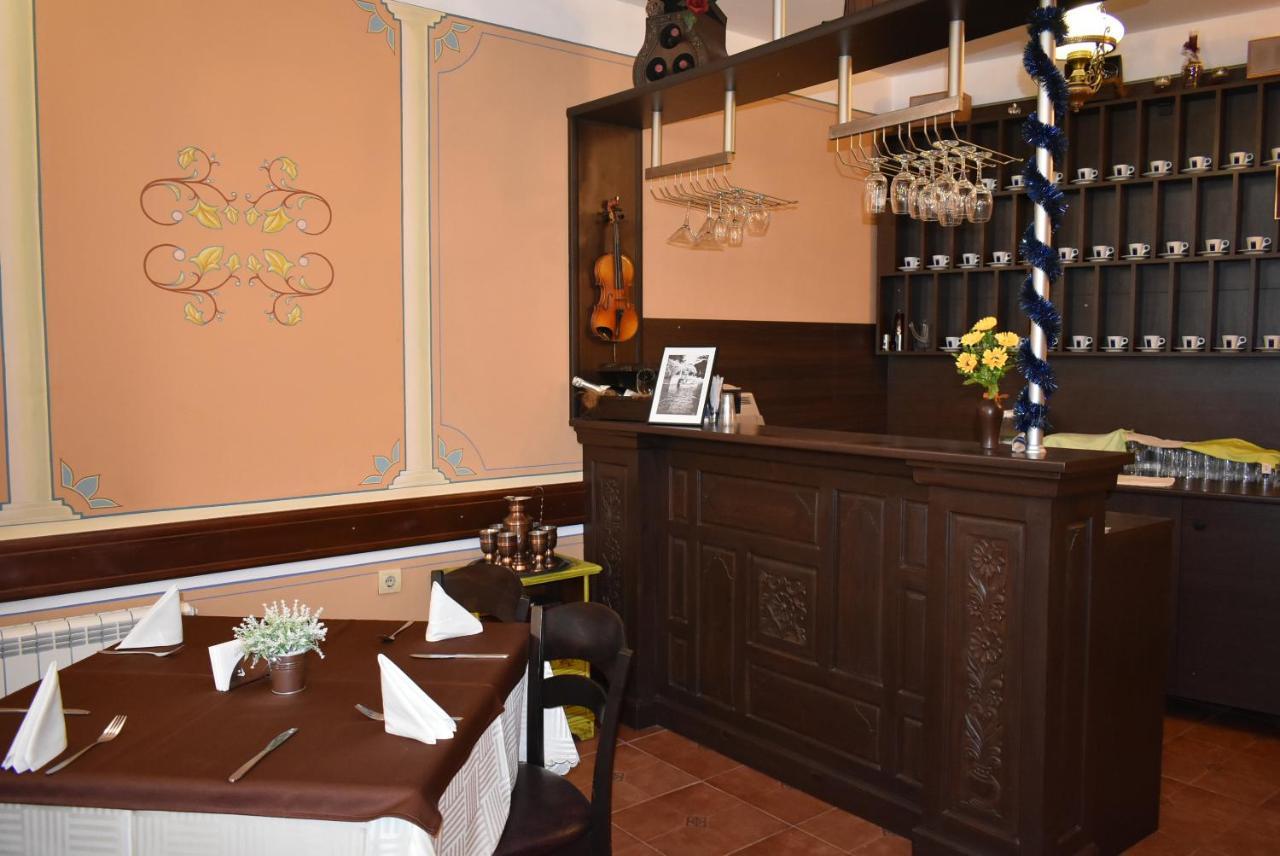 Family Hotel At Renaissance Square Plovdiv Bagian luar foto