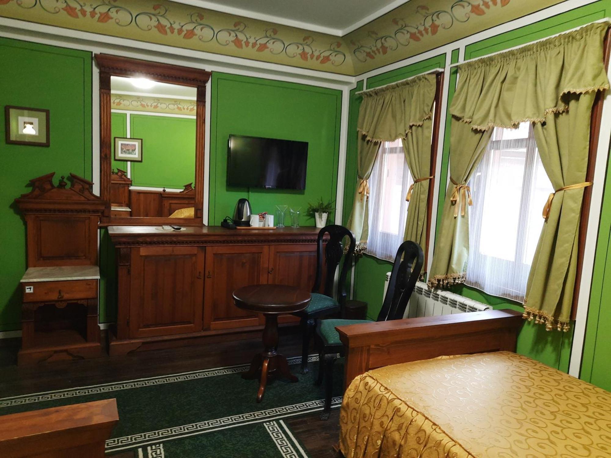 Family Hotel At Renaissance Square Plovdiv Bagian luar foto