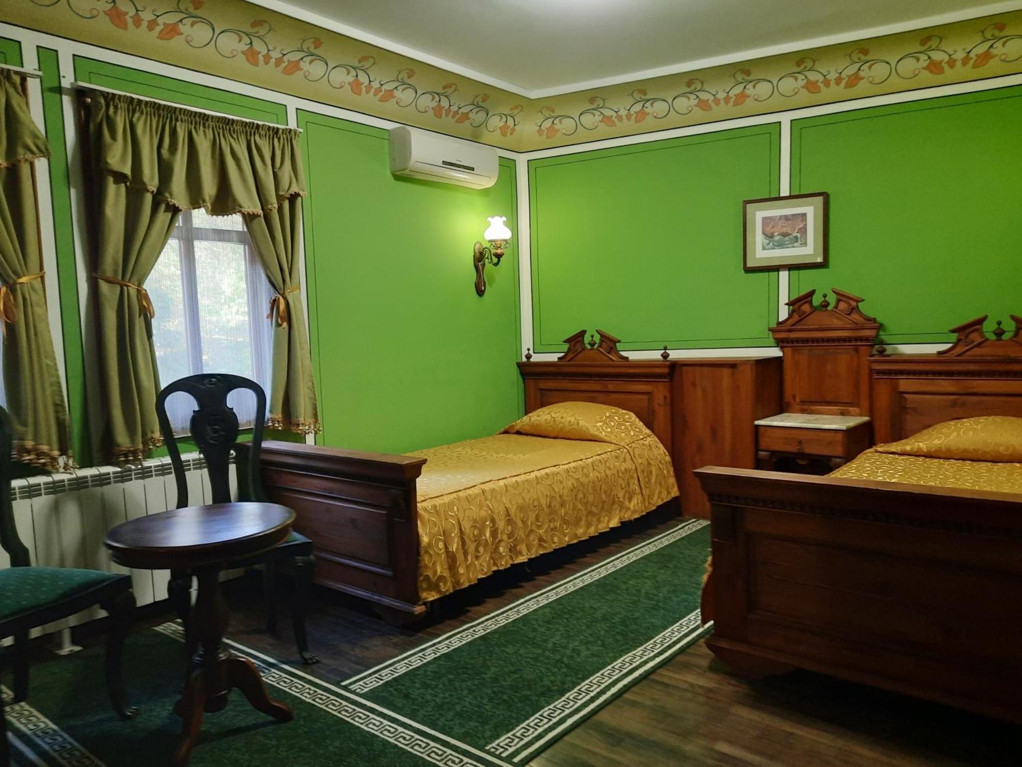 Family Hotel At Renaissance Square Plovdiv Bagian luar foto