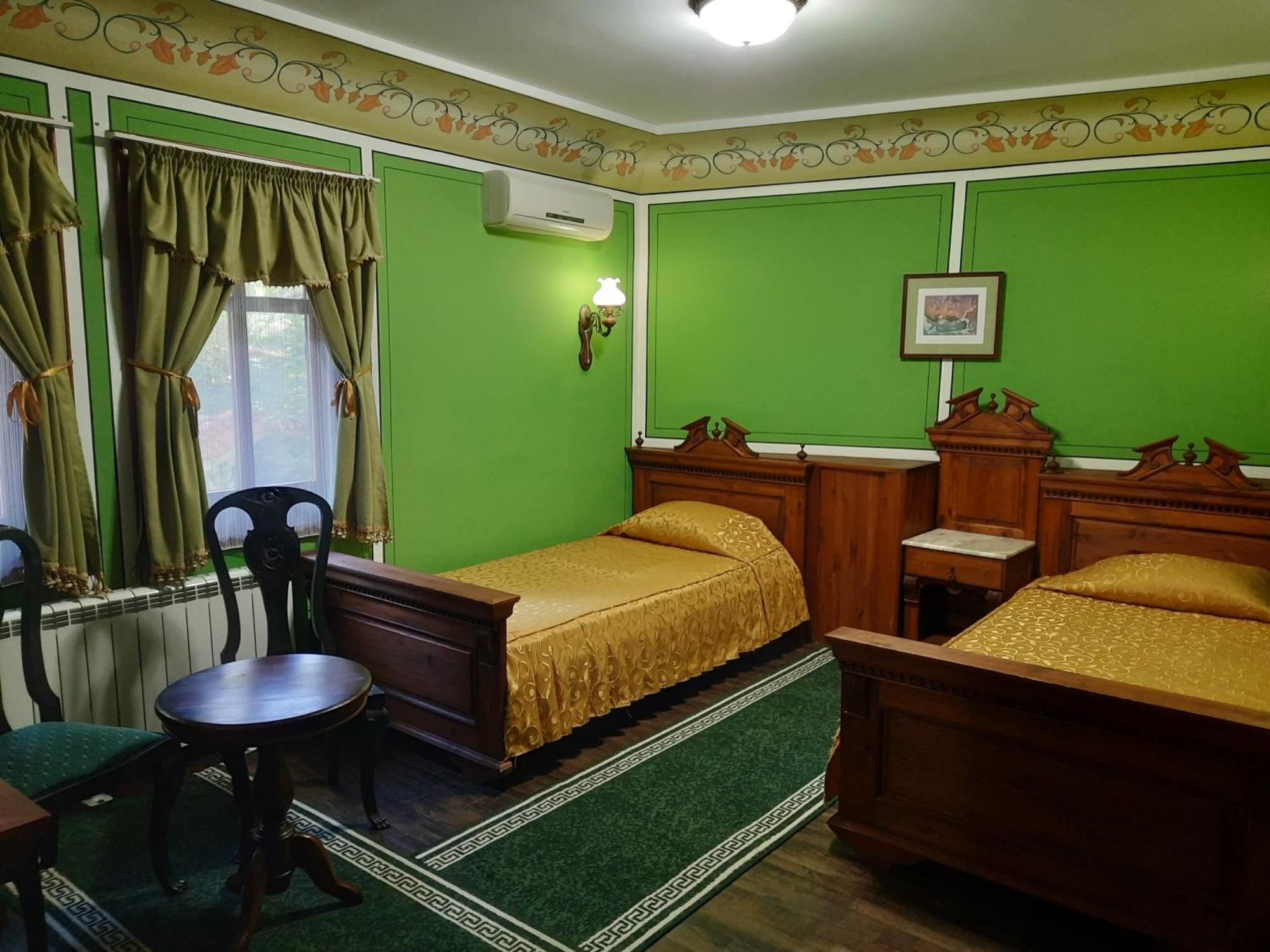 Family Hotel At Renaissance Square Plovdiv Bagian luar foto