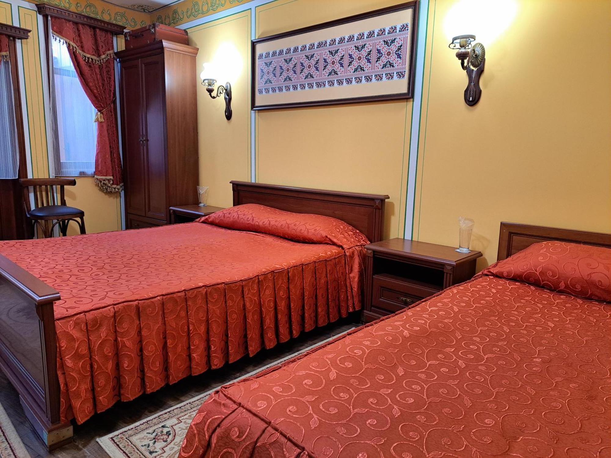 Family Hotel At Renaissance Square Plovdiv Bagian luar foto