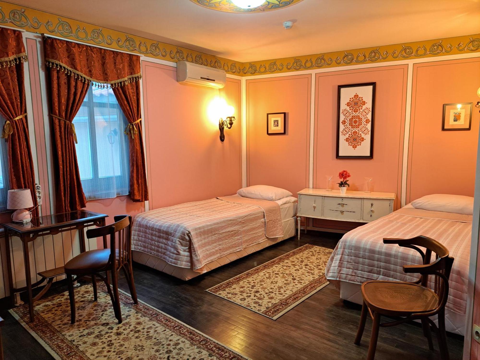 Family Hotel At Renaissance Square Plovdiv Bagian luar foto