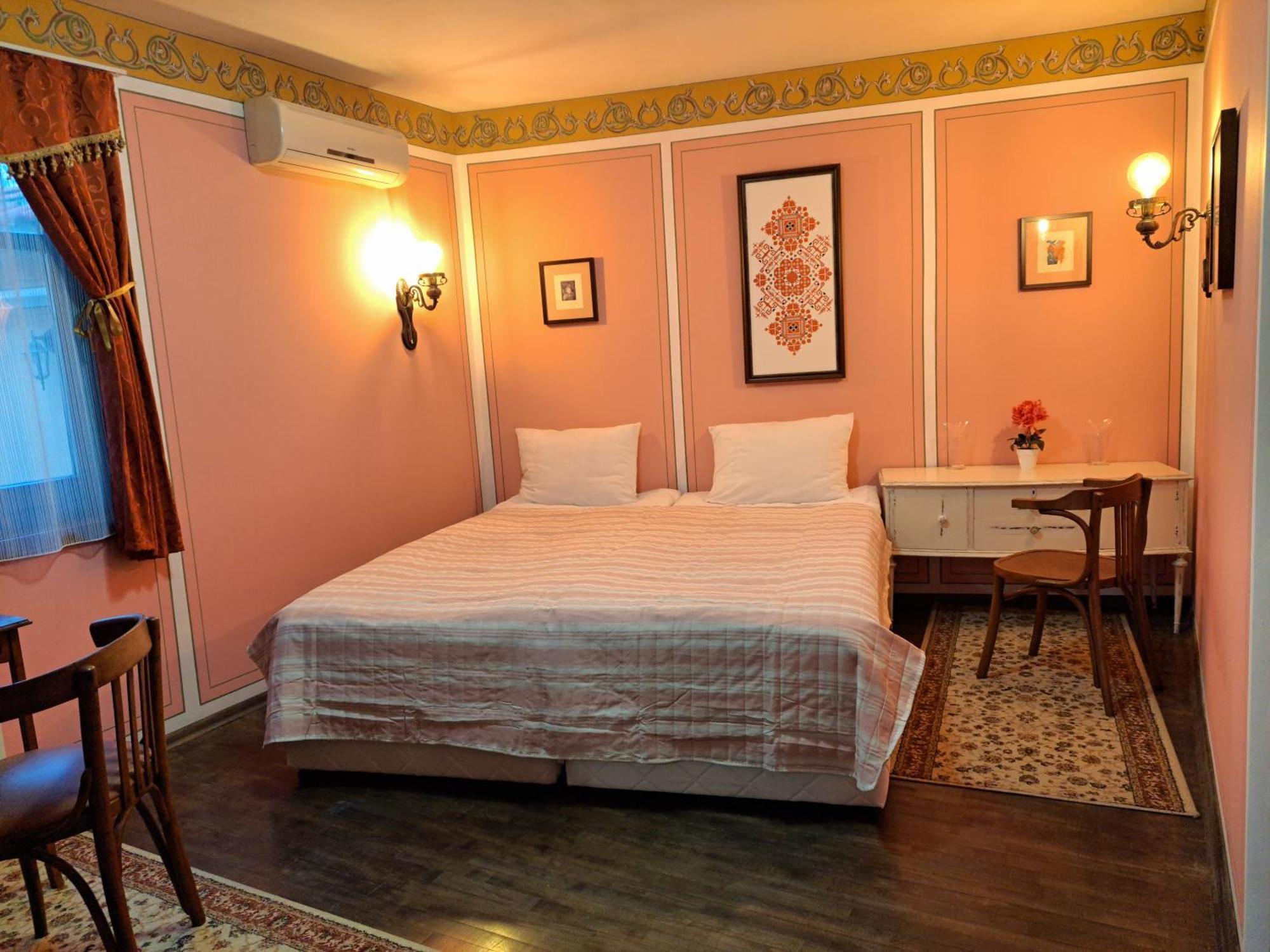 Family Hotel At Renaissance Square Plovdiv Bagian luar foto
