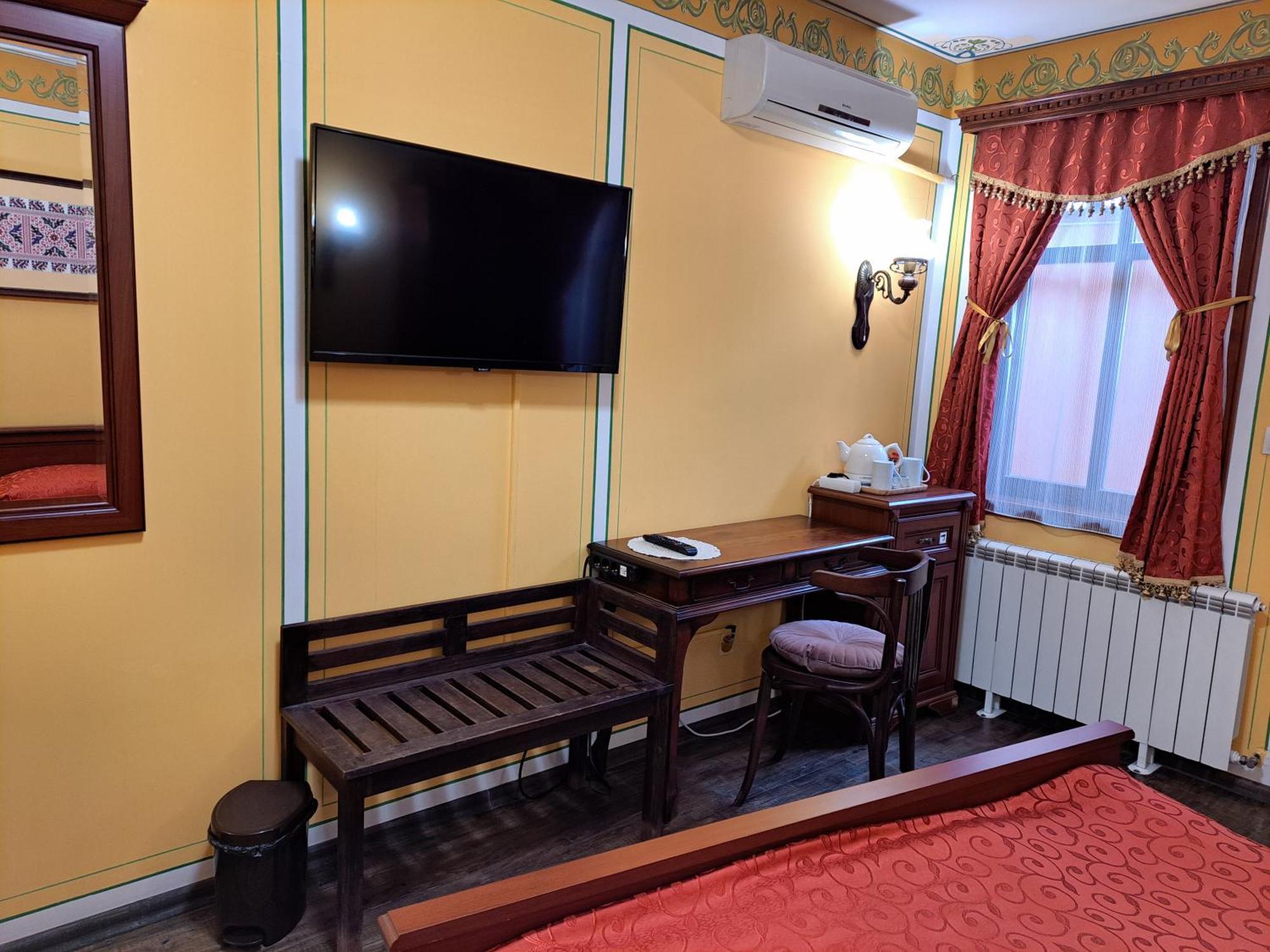 Family Hotel At Renaissance Square Plovdiv Bagian luar foto