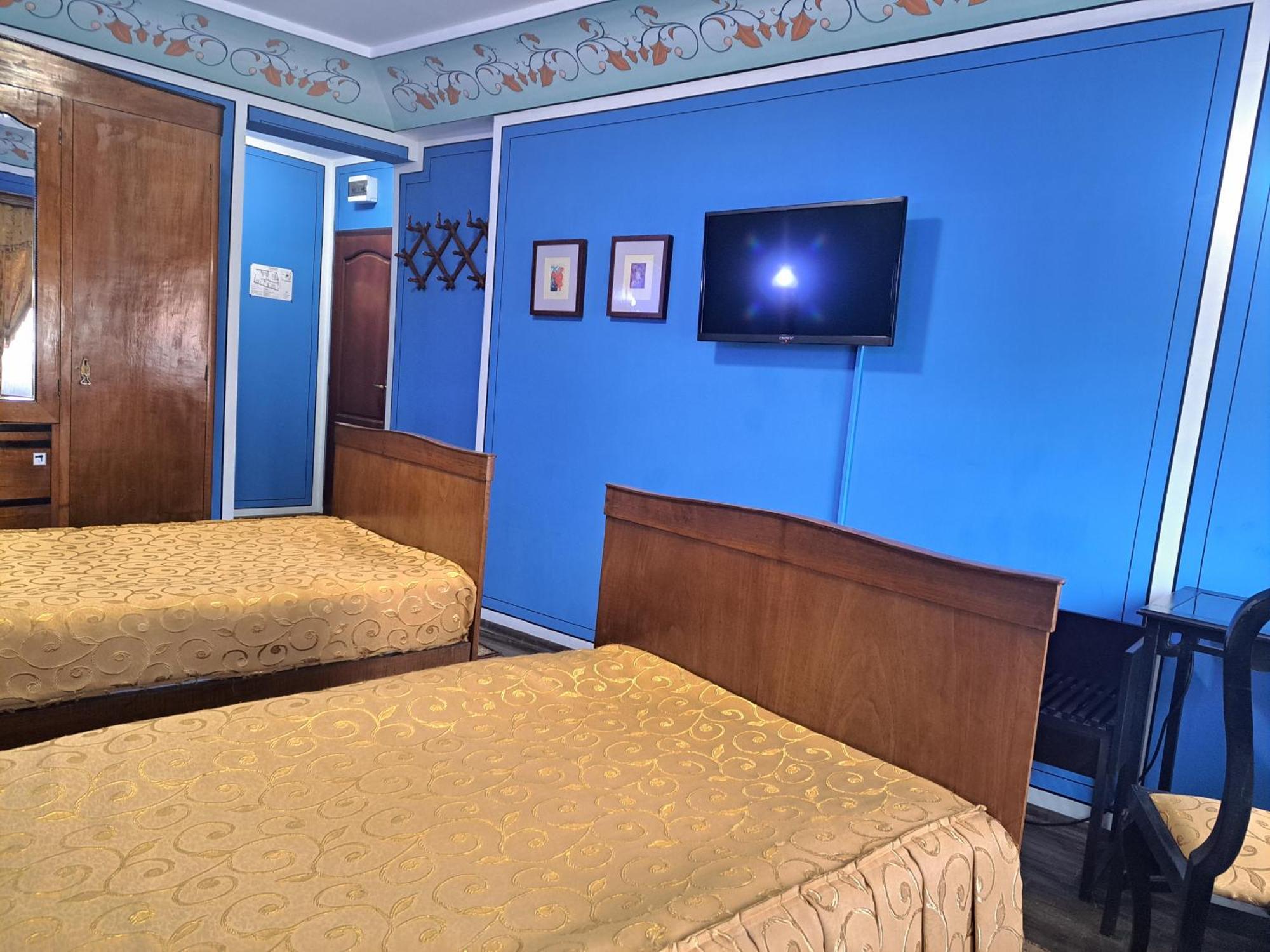 Family Hotel At Renaissance Square Plovdiv Bagian luar foto