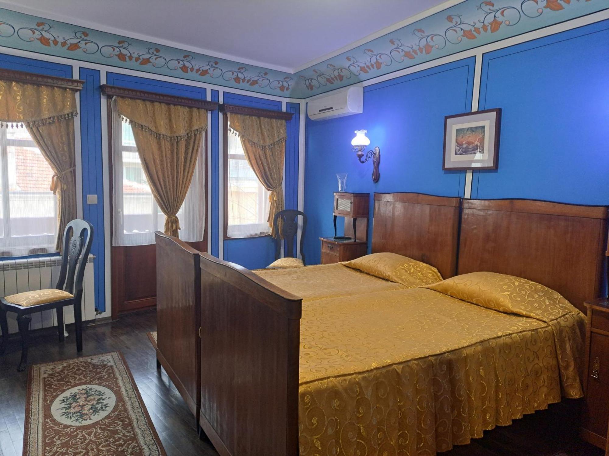 Family Hotel At Renaissance Square Plovdiv Bagian luar foto