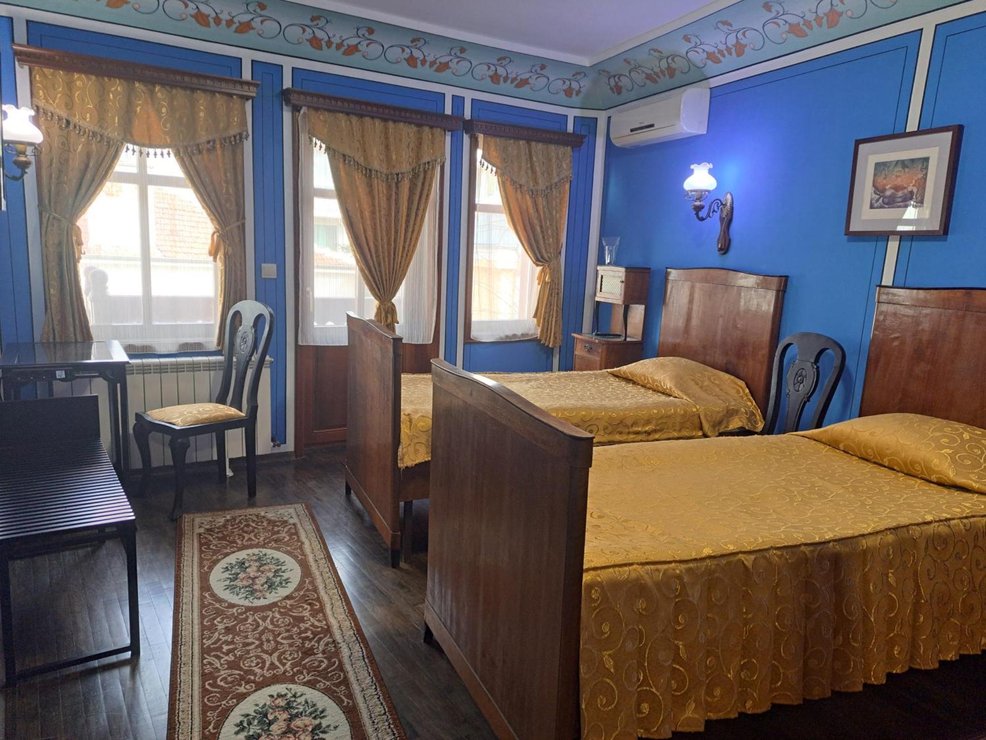Family Hotel At Renaissance Square Plovdiv Bagian luar foto