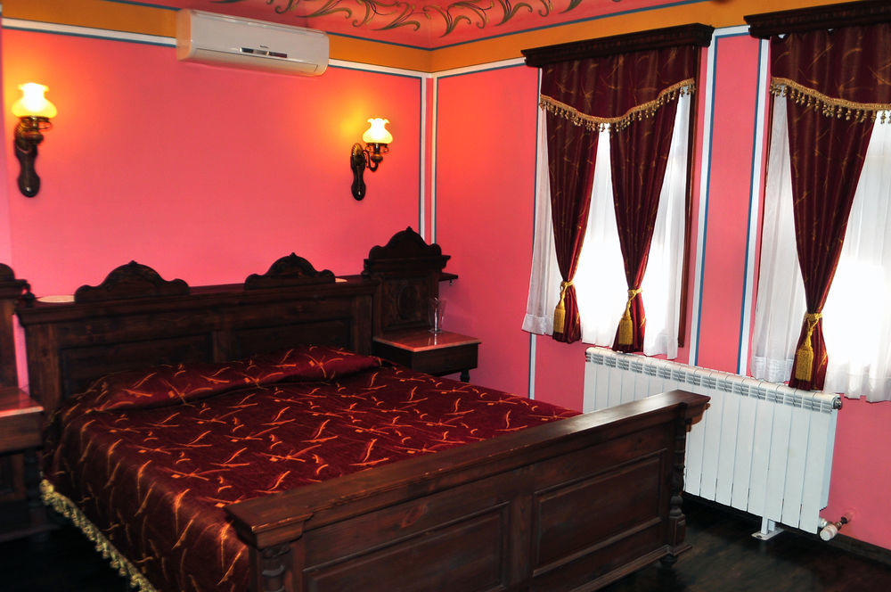 Family Hotel At Renaissance Square Plovdiv Bagian luar foto