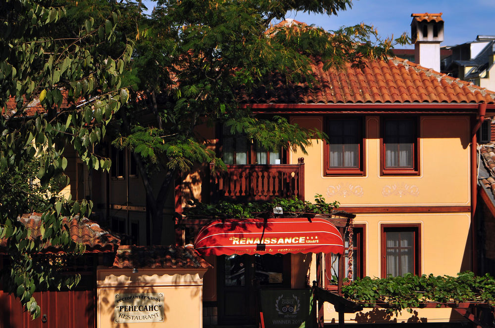 Family Hotel At Renaissance Square Plovdiv Bagian luar foto