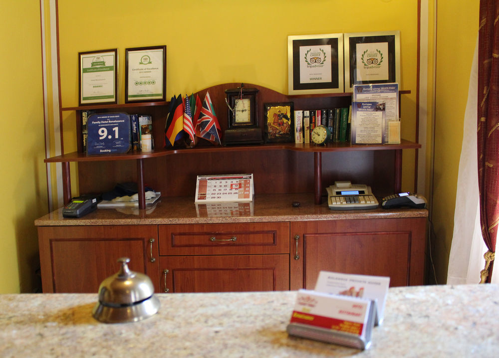 Family Hotel At Renaissance Square Plovdiv Bagian luar foto