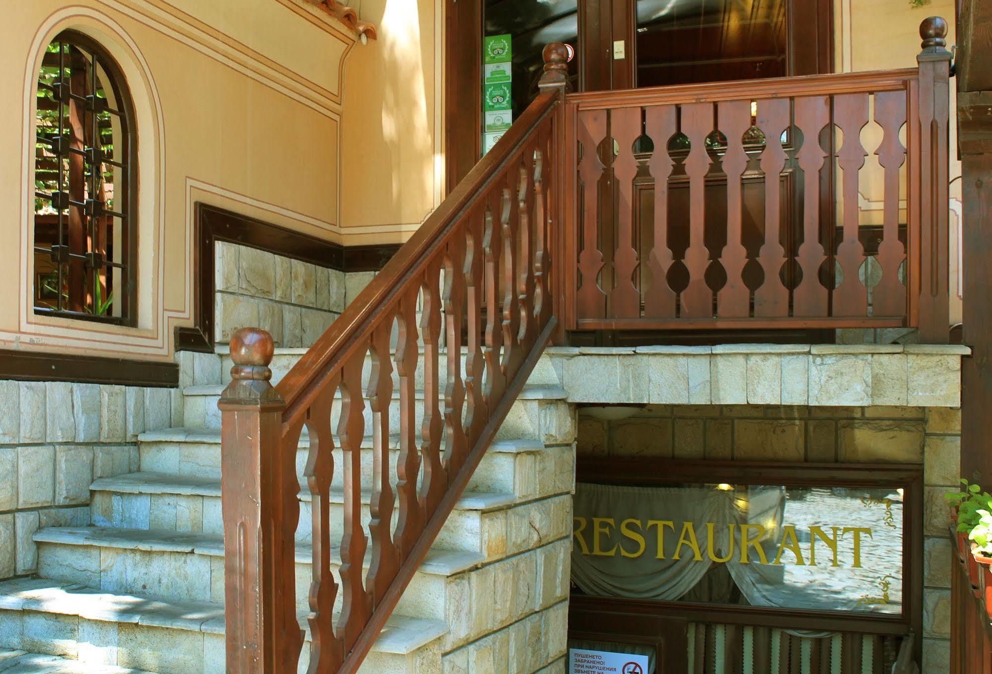 Family Hotel At Renaissance Square Plovdiv Bagian luar foto