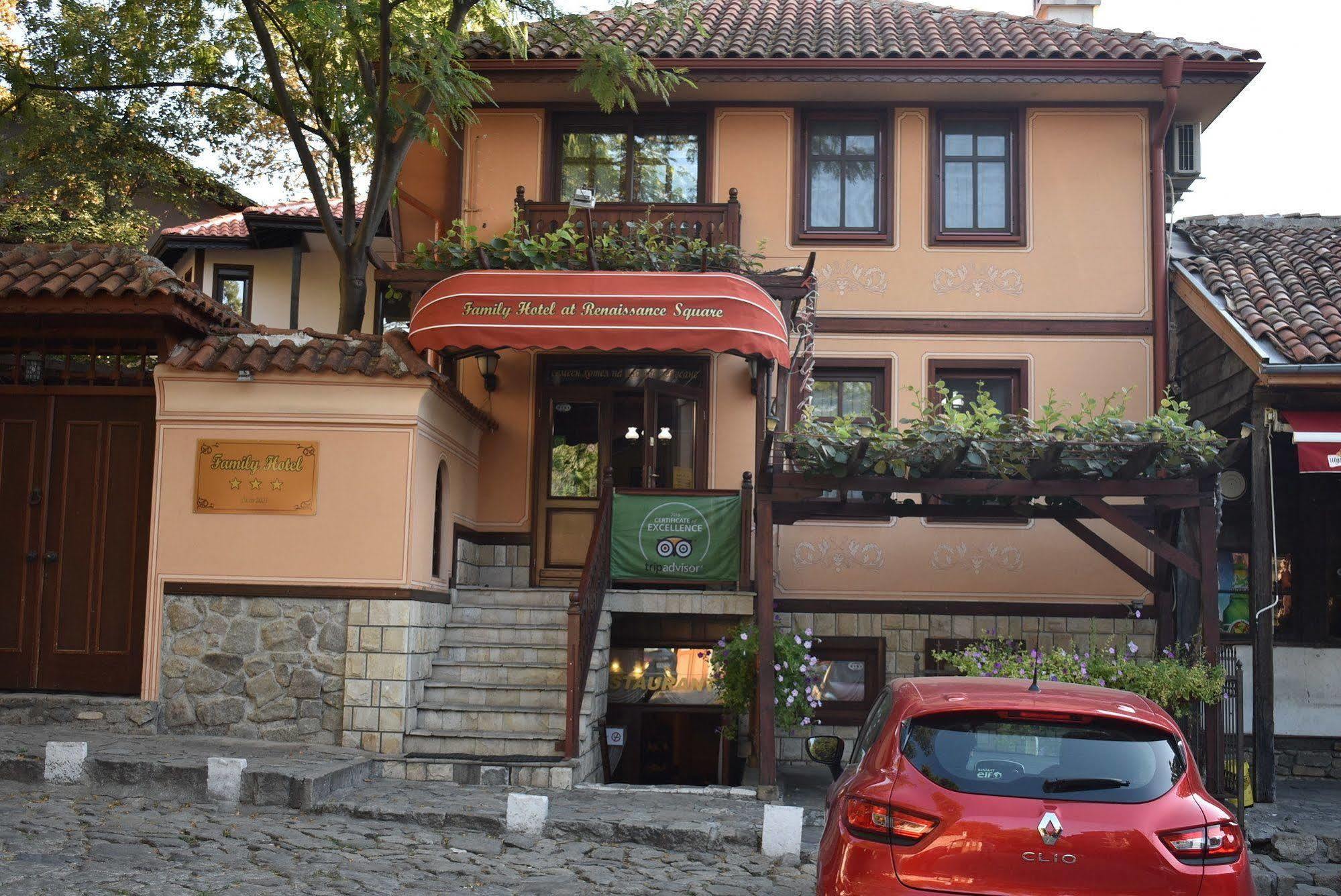 Family Hotel At Renaissance Square Plovdiv Bagian luar foto