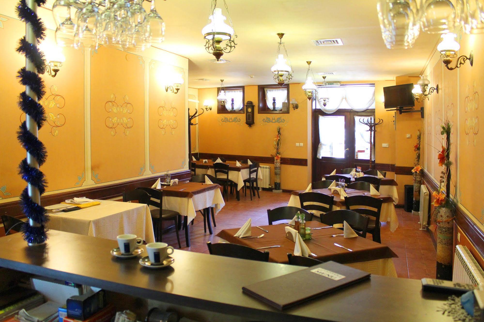Family Hotel At Renaissance Square Plovdiv Bagian luar foto