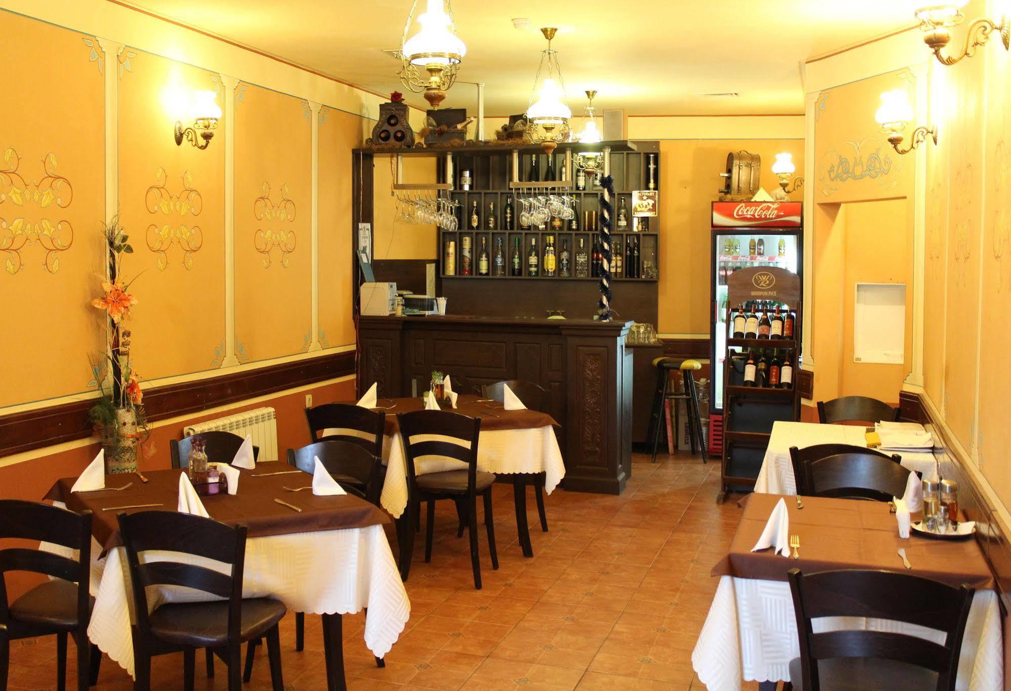 Family Hotel At Renaissance Square Plovdiv Bagian luar foto