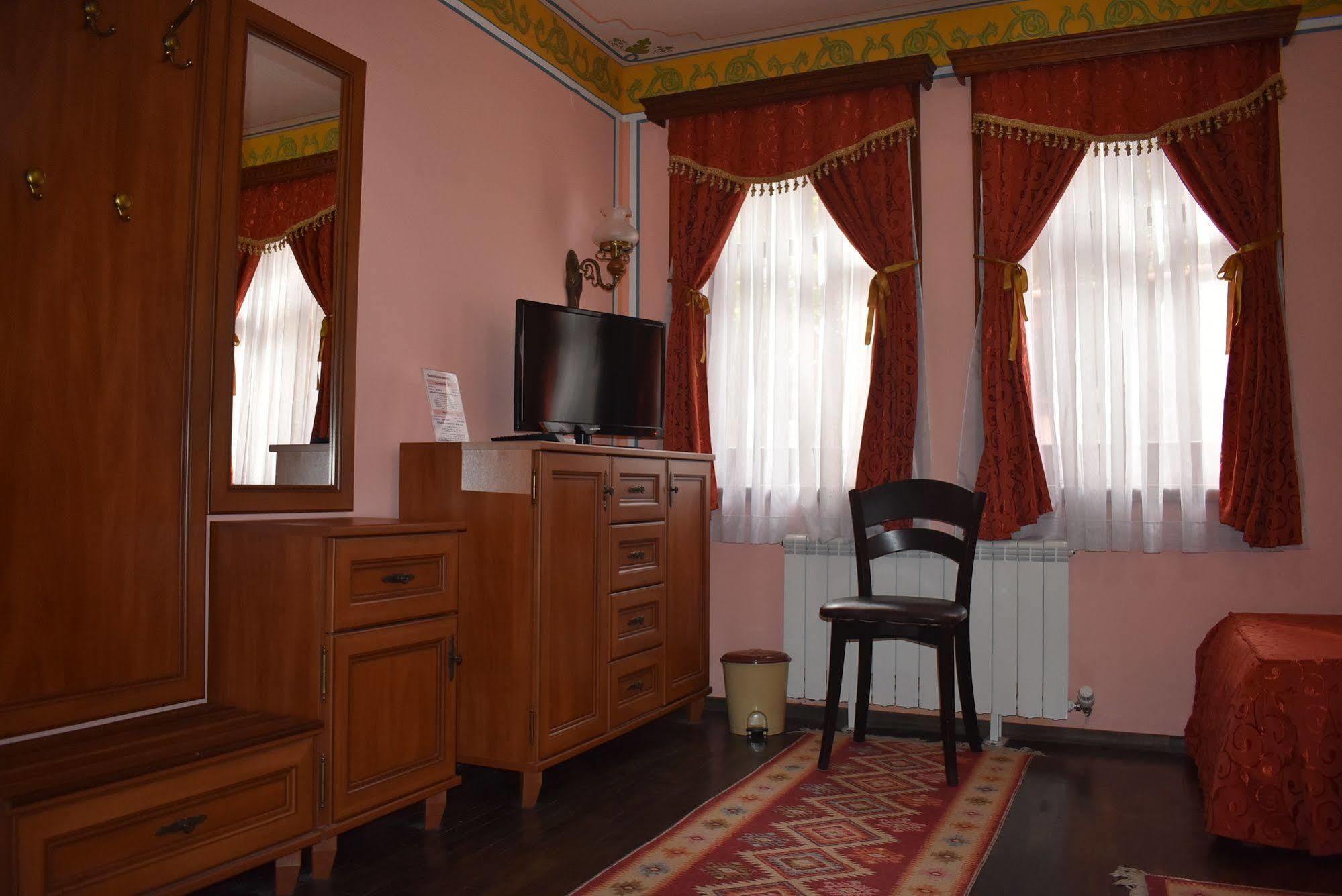 Family Hotel At Renaissance Square Plovdiv Bagian luar foto